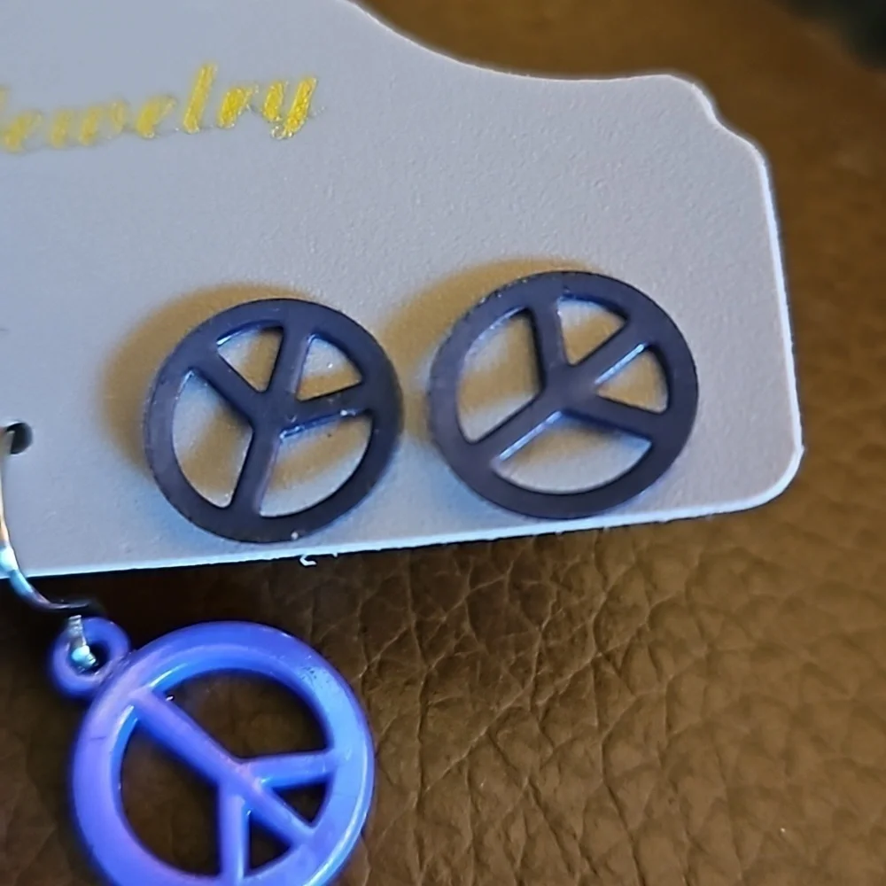 5/$25 Vintage Peace Sign Hoop Earrings Set